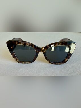 Fendi FF Logo Tortoiseshell Cat-Eye Sunglasses - Brown and Black